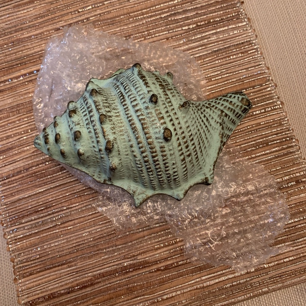 Preloved vintage conch shell ceramic fade
